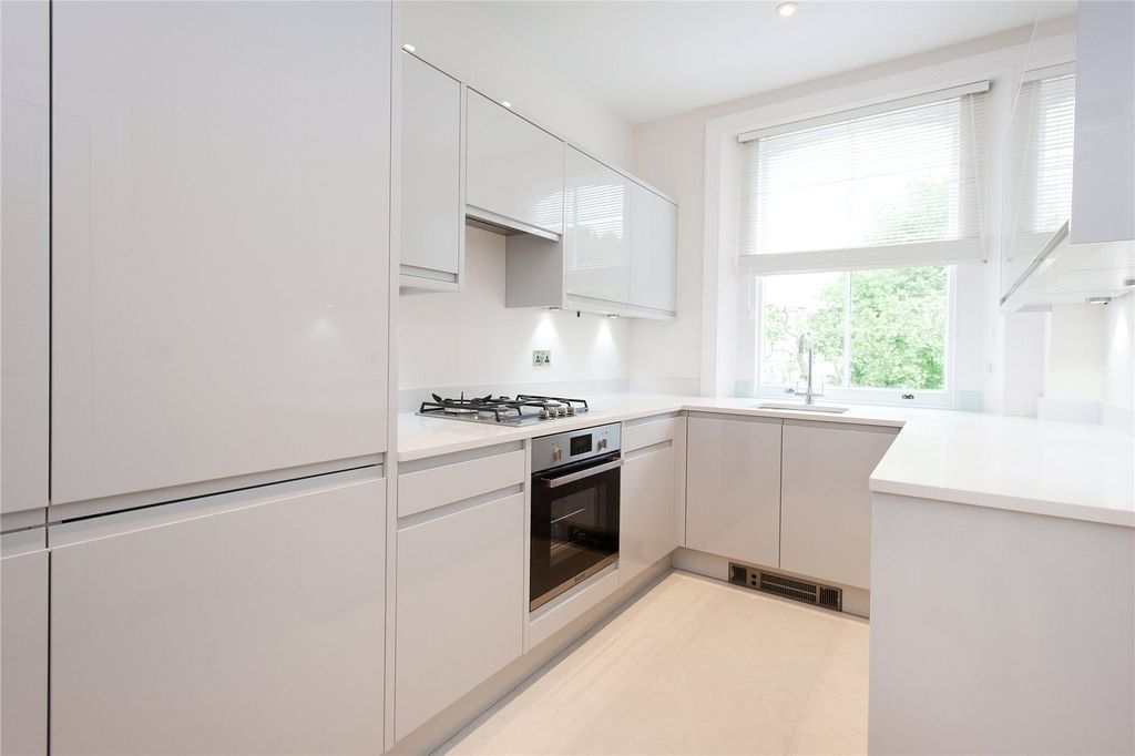 Property photo 2 of 10 Kitchen
