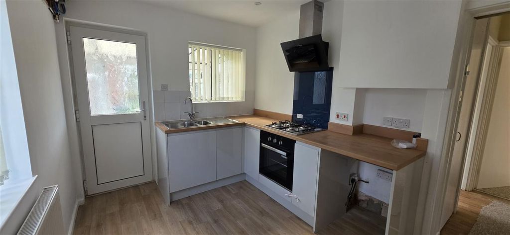 Property photo 3 of 8 Kitchen