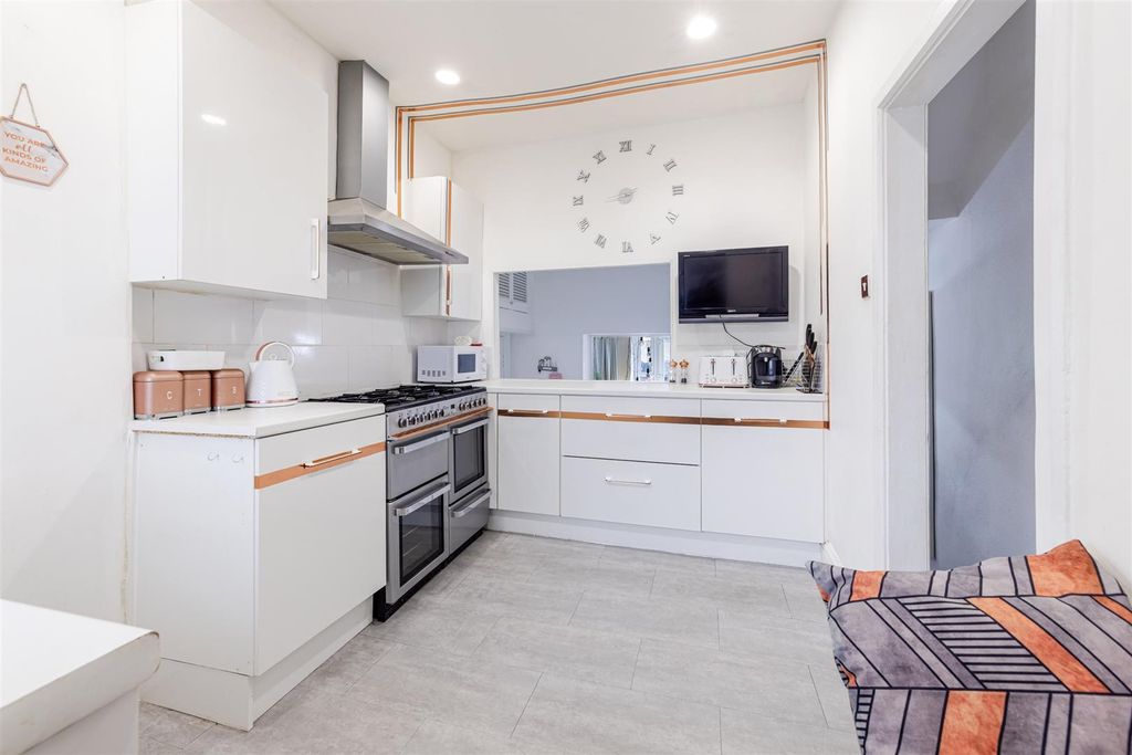 Property photo 2 of 27 15_32A Torwood Street, Torquay.Jpg