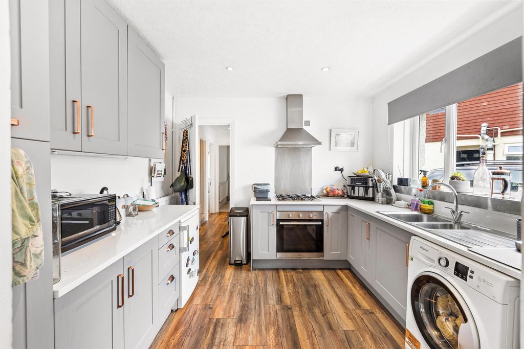 Property photo 3 of 18 Kitchen