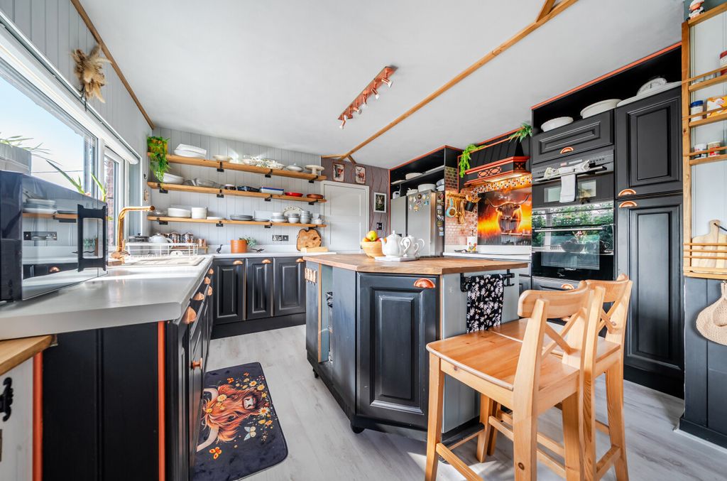 Property photo 3 of 21 1497047-15-6A706d...