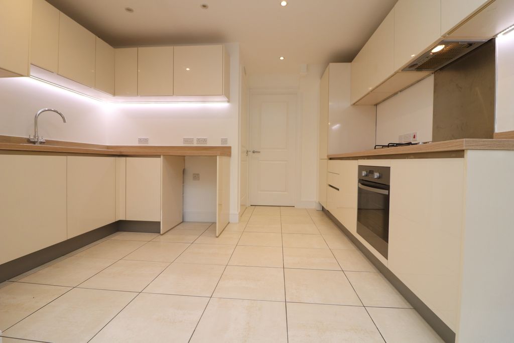 Property photo 2 of 18 Kitchen