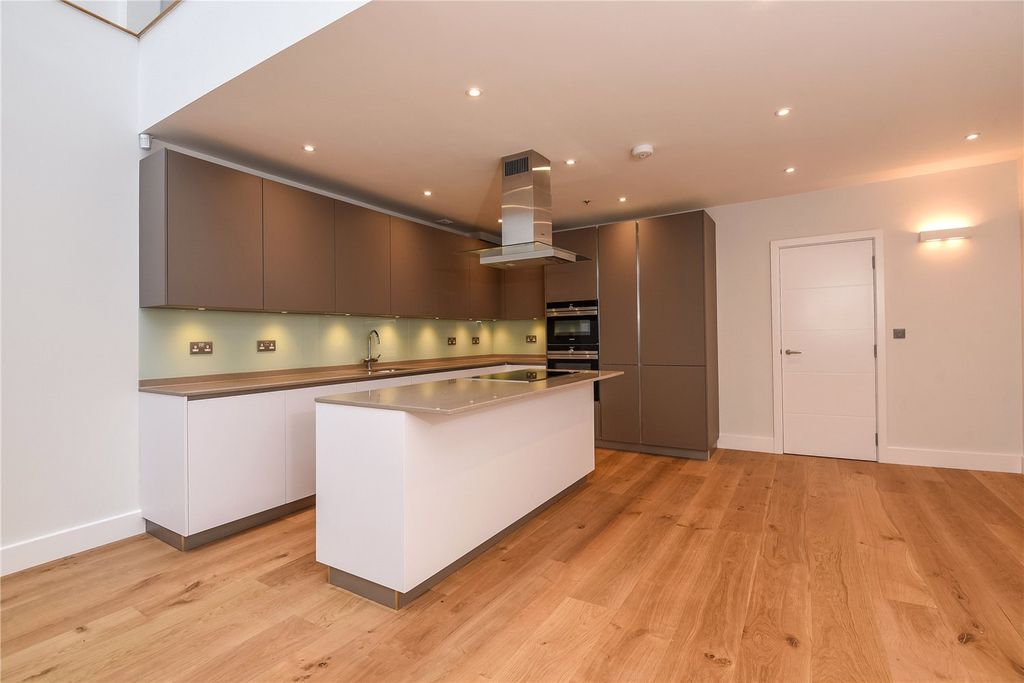 Property photo 3 of 9 Kitchen