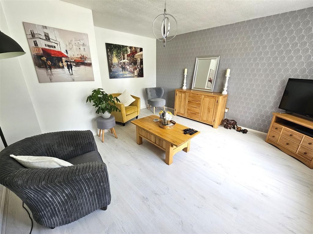 Property photo 3 of 19 Lounge.Jpg
