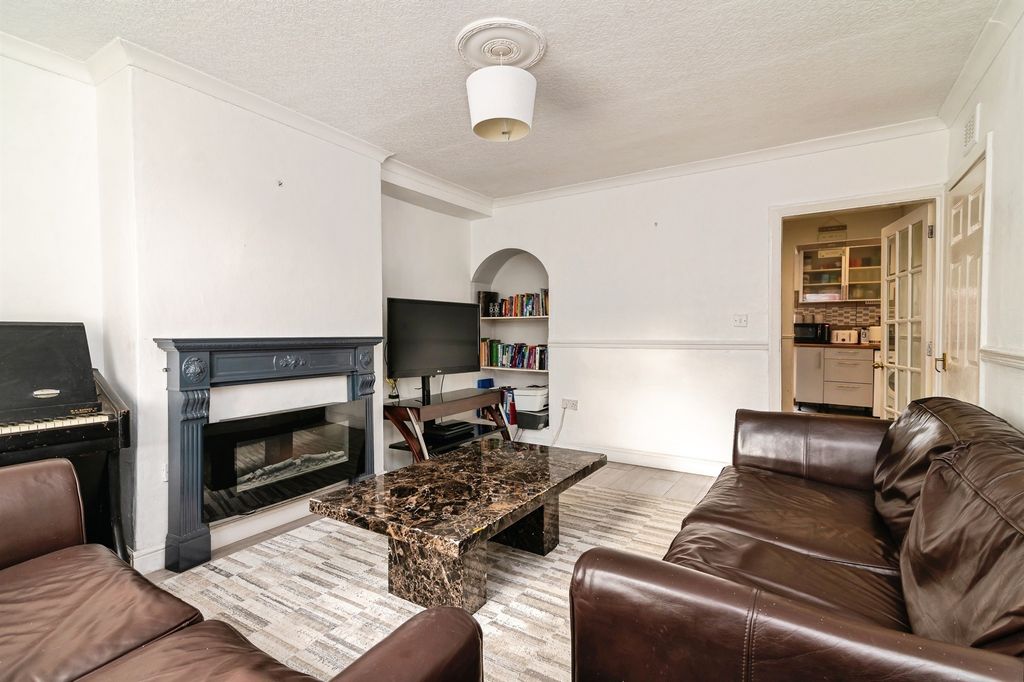 Property photo 2 of 17