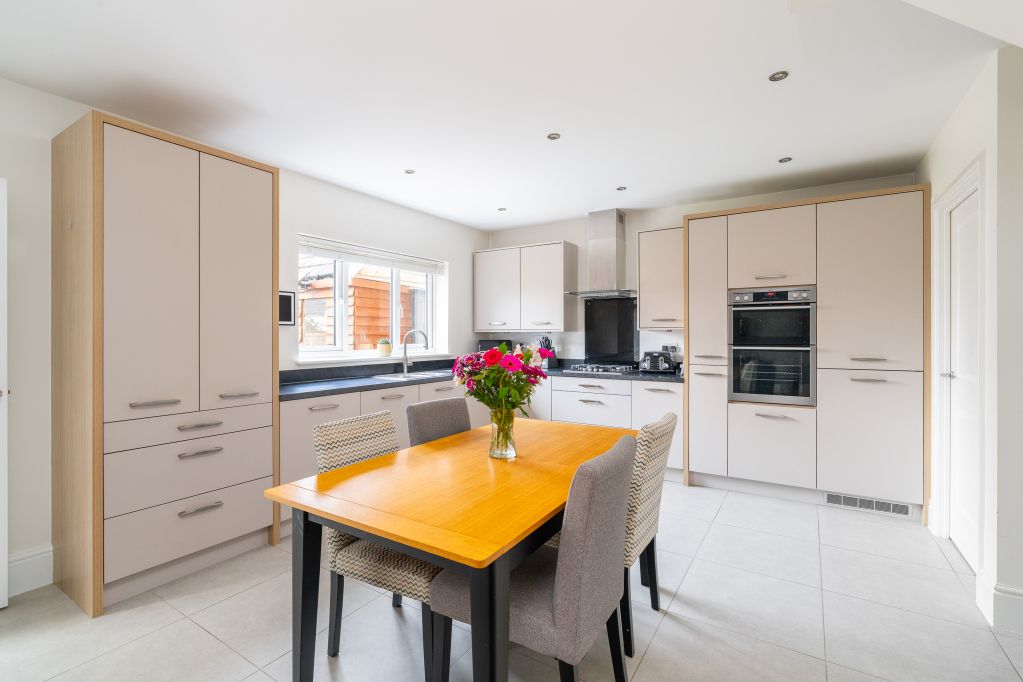 Property photo 3 of 19 Dining Kitchen