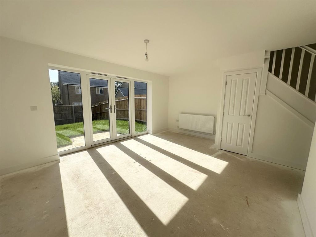 Property photo 3 of 16 003 Living Room.Jpeg