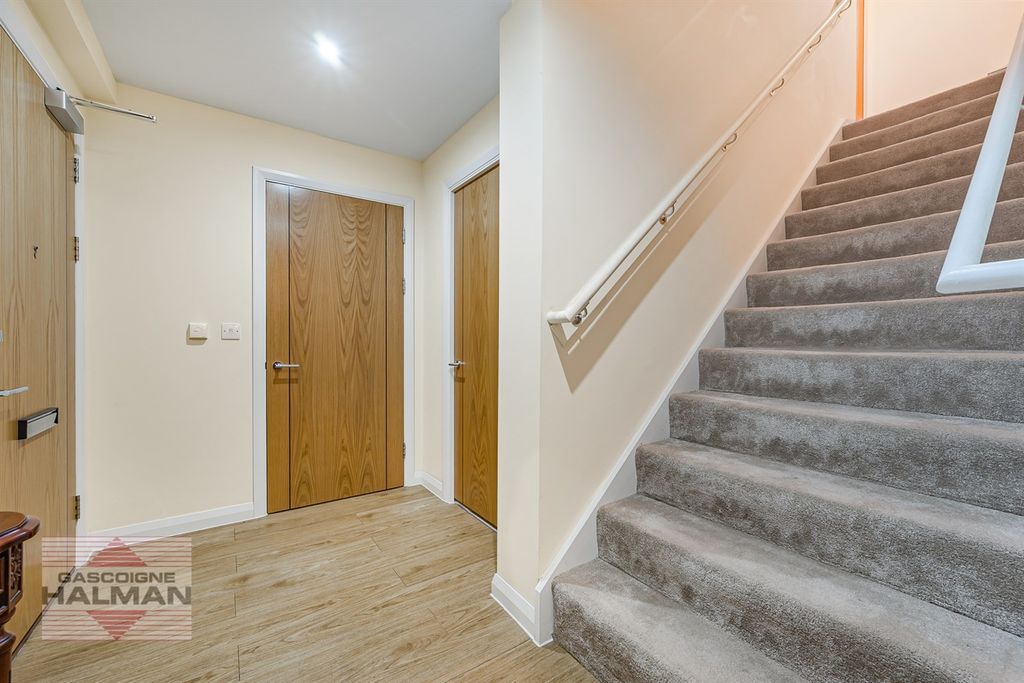 Property photo 2 of 21 Entrance Hall