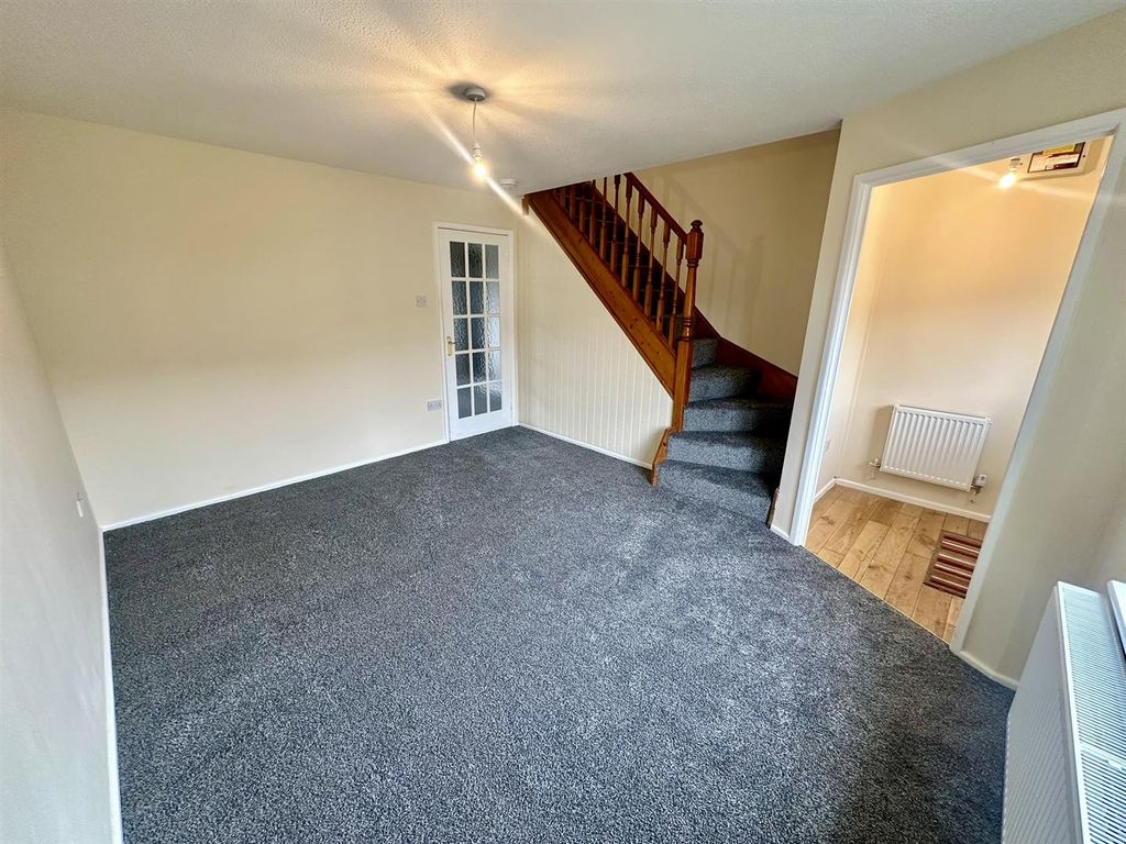 Property photo 3 of 21 Living Room (1/3)