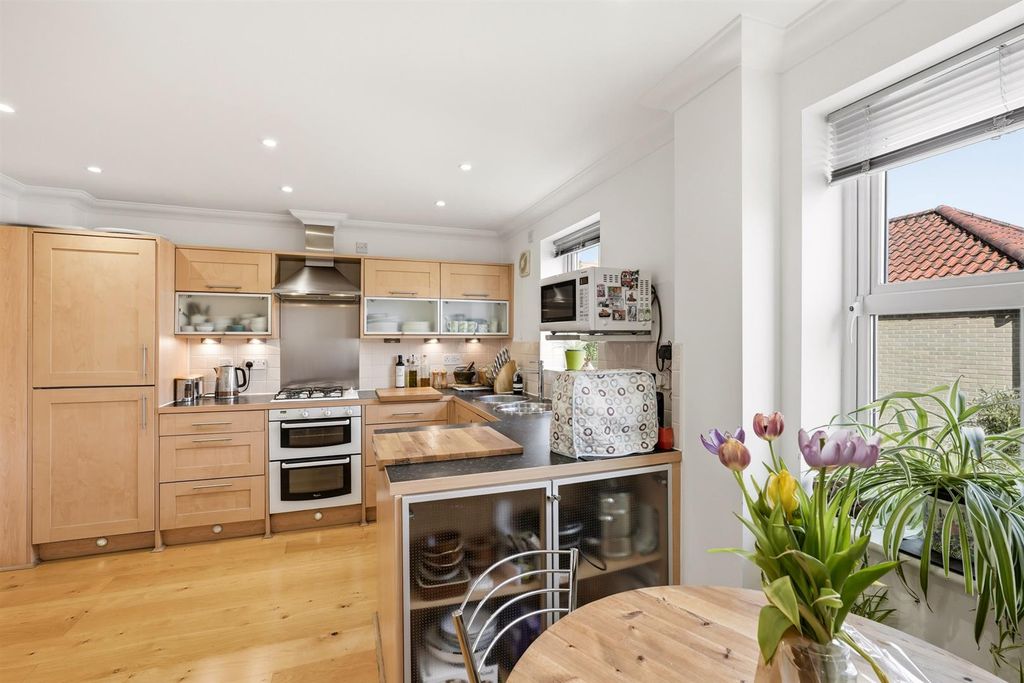 Property photo 3 of 22 16_Sarah_West_Close_012.Jpg