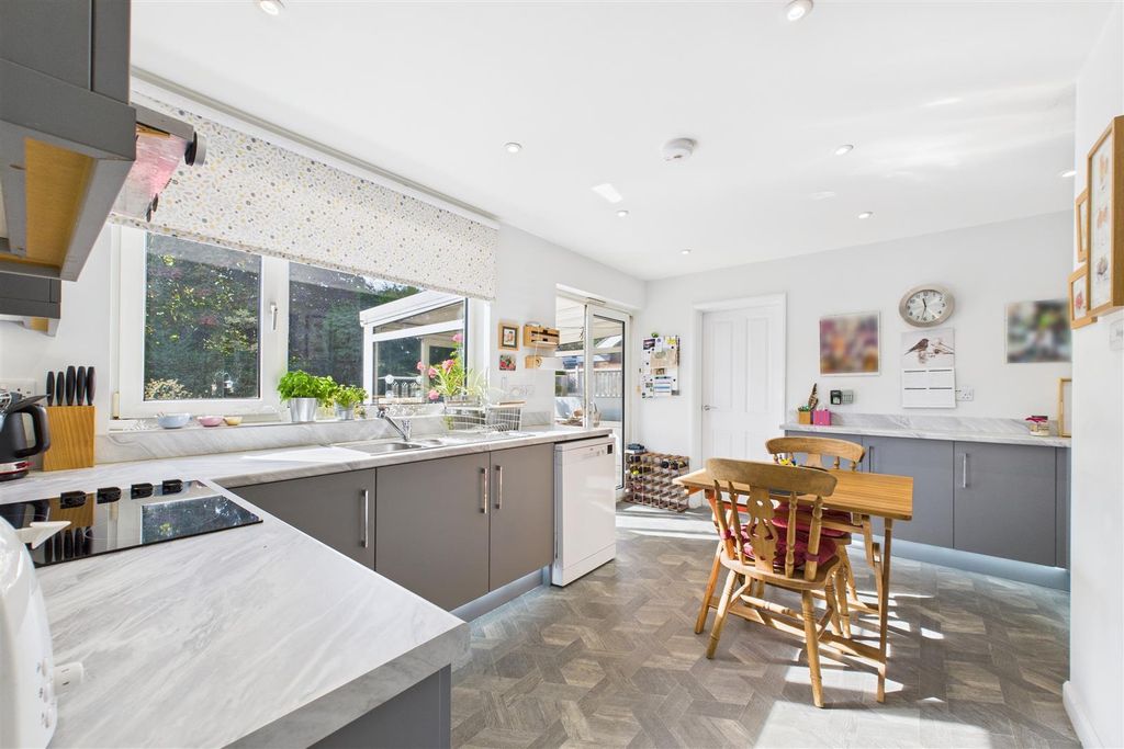 Property photo 2 of 21 Kitchen Dienr