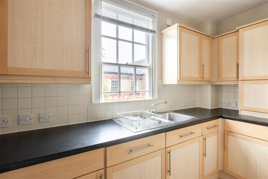 Property photo 3 of 8 18 Blenheim Mews-4.Jpg