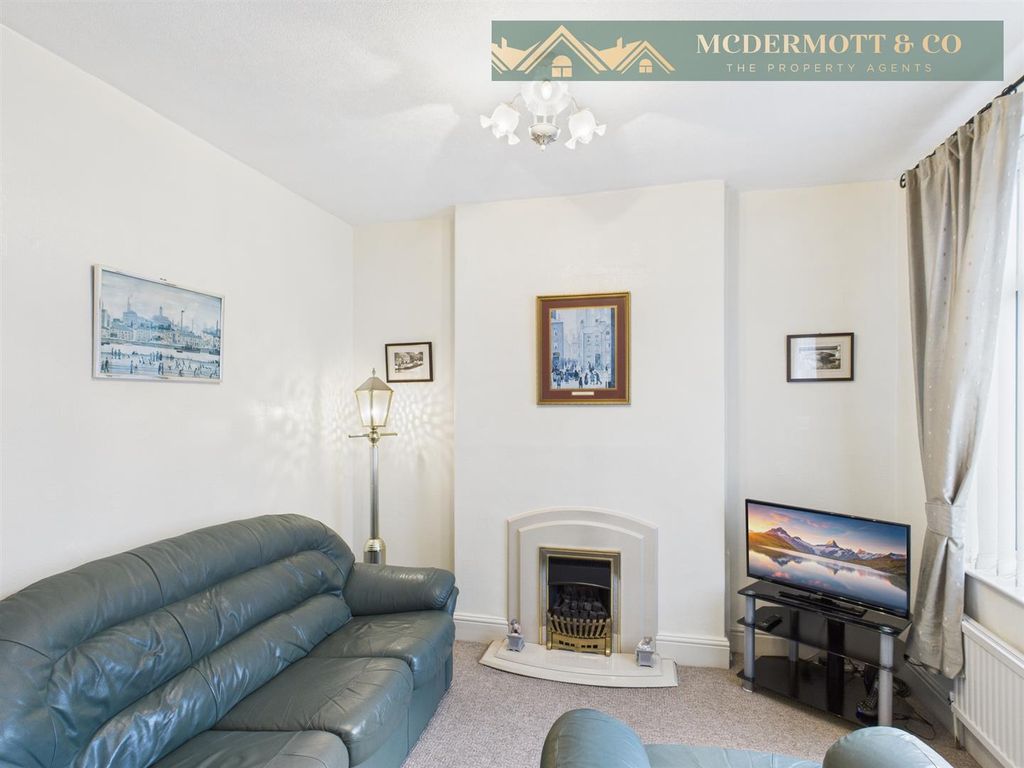 Property photo 3 of 14 Lounge