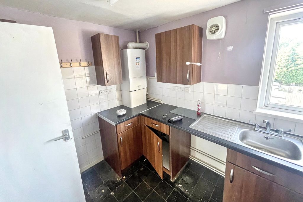 Property photo 3 of 14 233 Henson Park, Chard, Somerset, Ta20 1Np