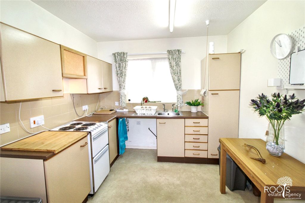 Property photo 3 of 8 Kitchen