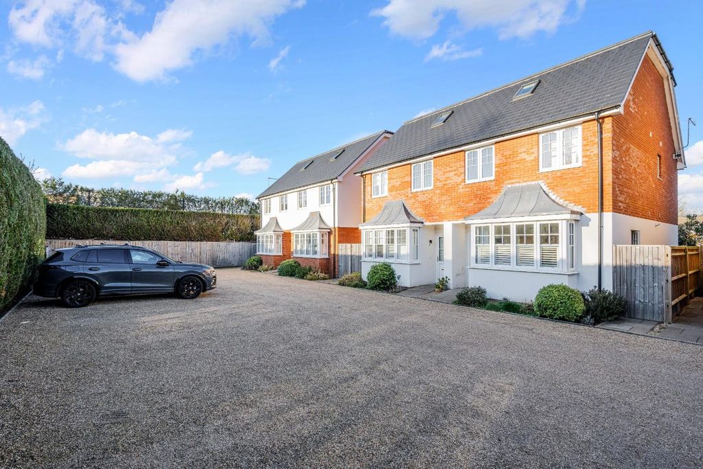 Property photo 1 of 21 St Giles Close (15).Jpg