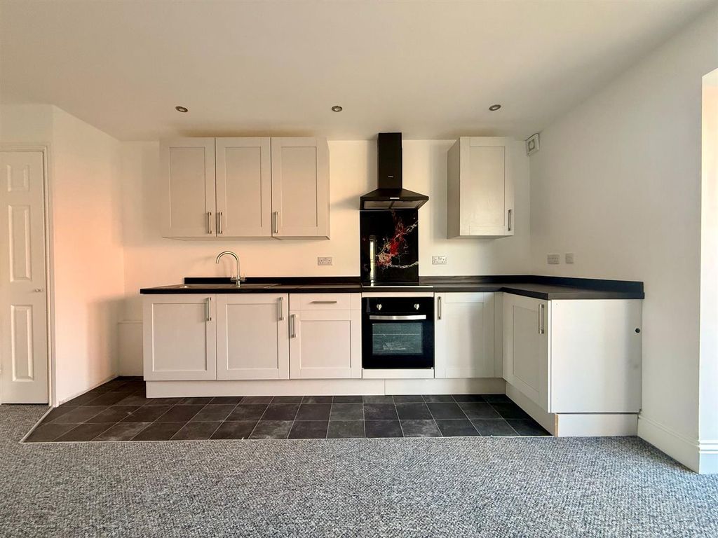 Property photo 2 of 8 Kitchen