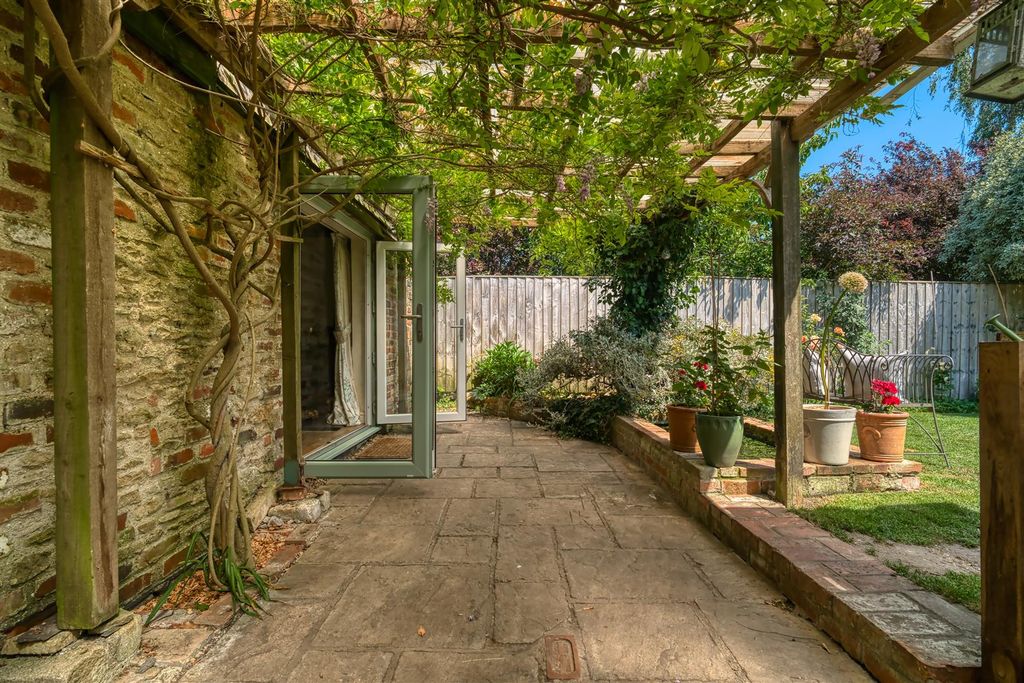 Property photo 3 of 11 Garden