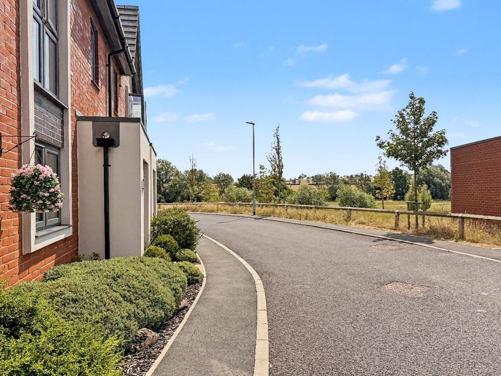 Property photo 2 of 48 5295577