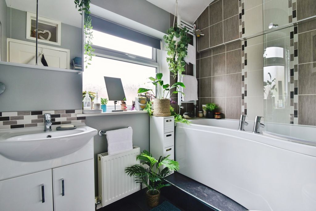 Property photo 1 of 15 Bathroom