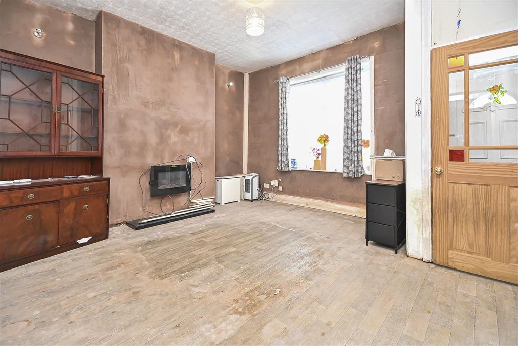 Property photo 2 of 22 13 Robertshaw Street Lounge (1).Jpg