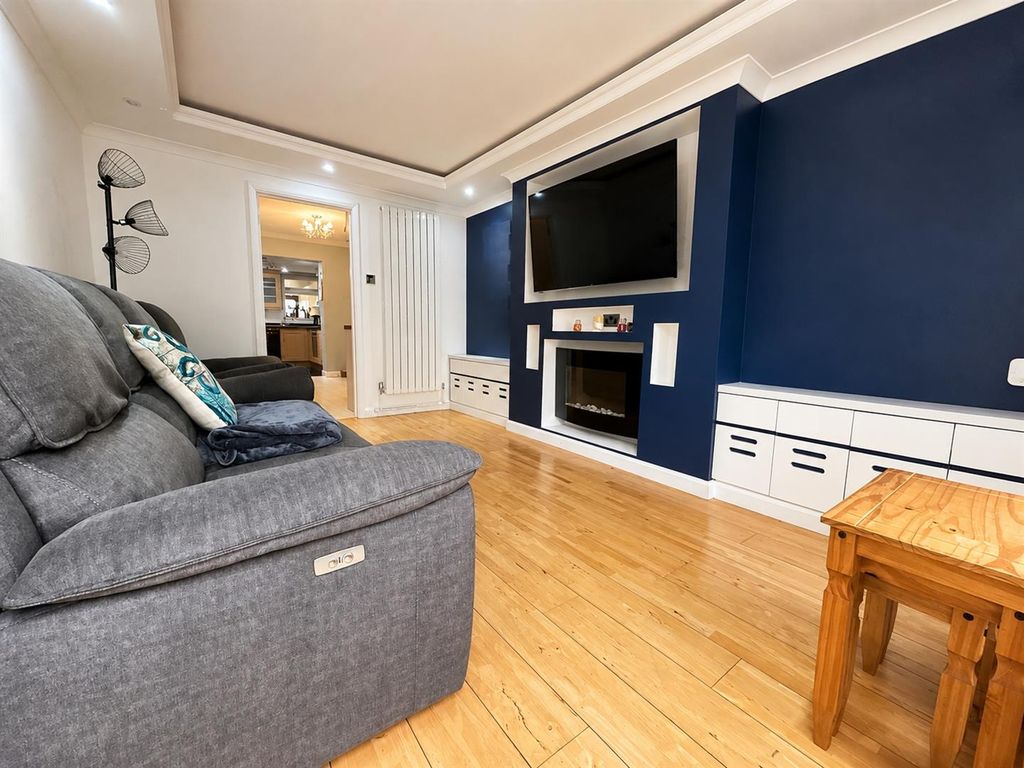 Property photo 3 of 18 Lounge