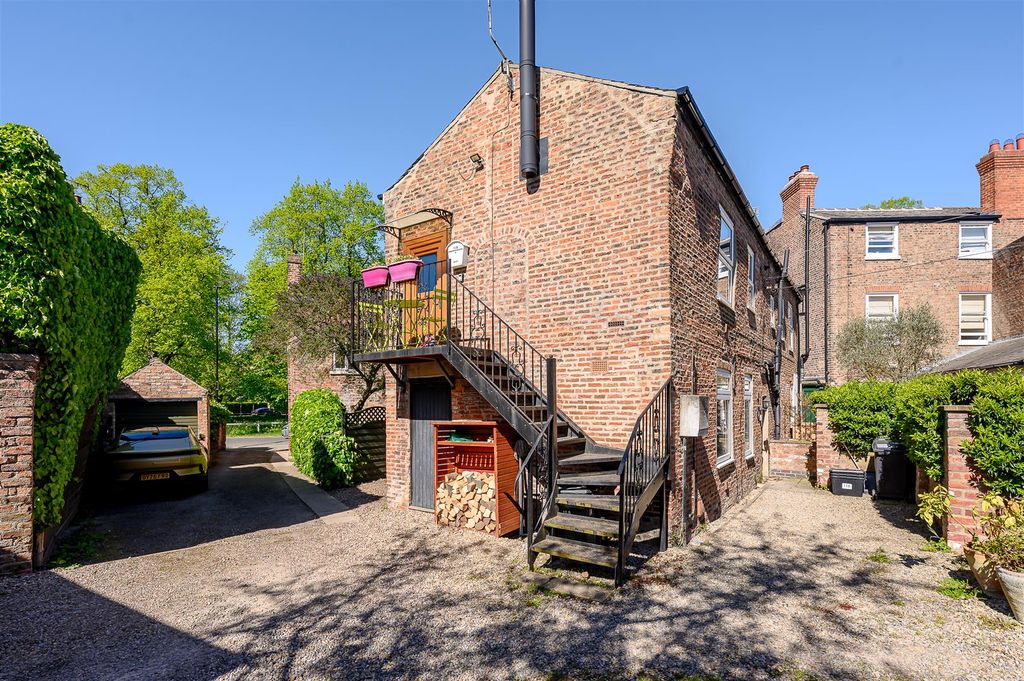 Property photo 1 of 14 External