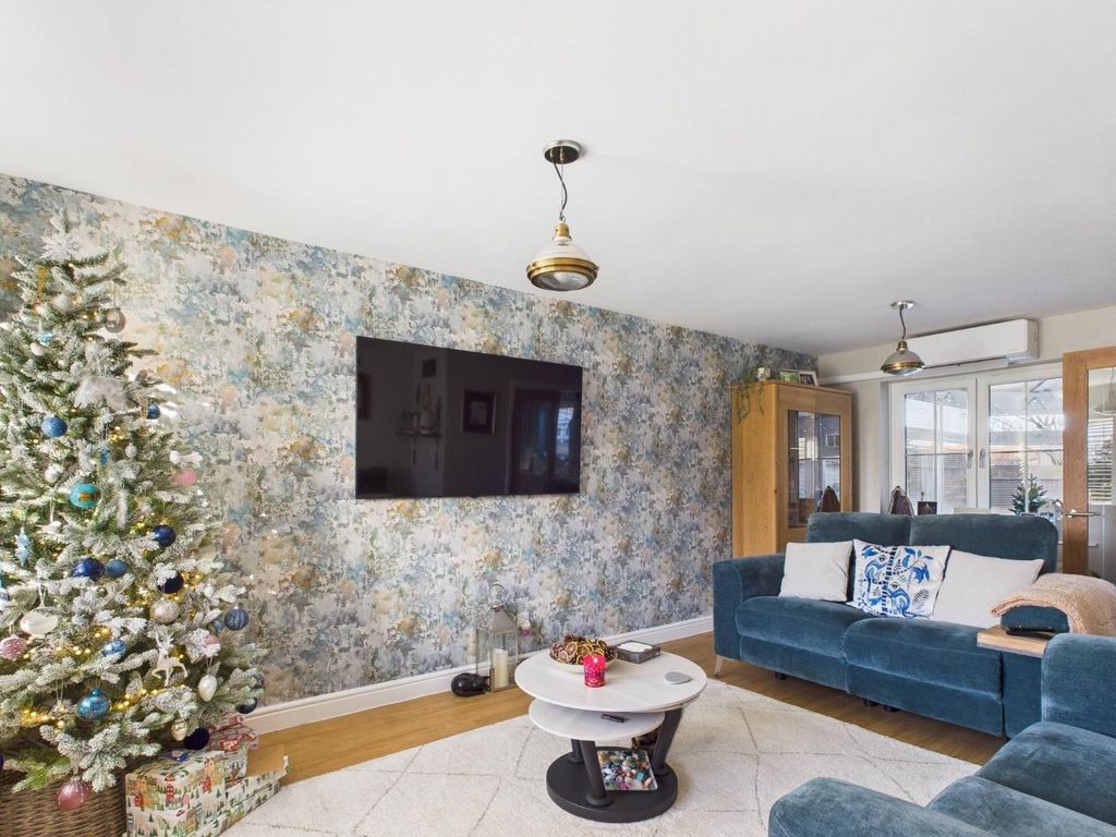 Property photo 3 of 16 Livng Room