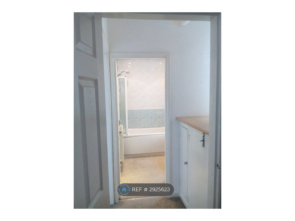 Property photo 3 of 13 Hall 2
