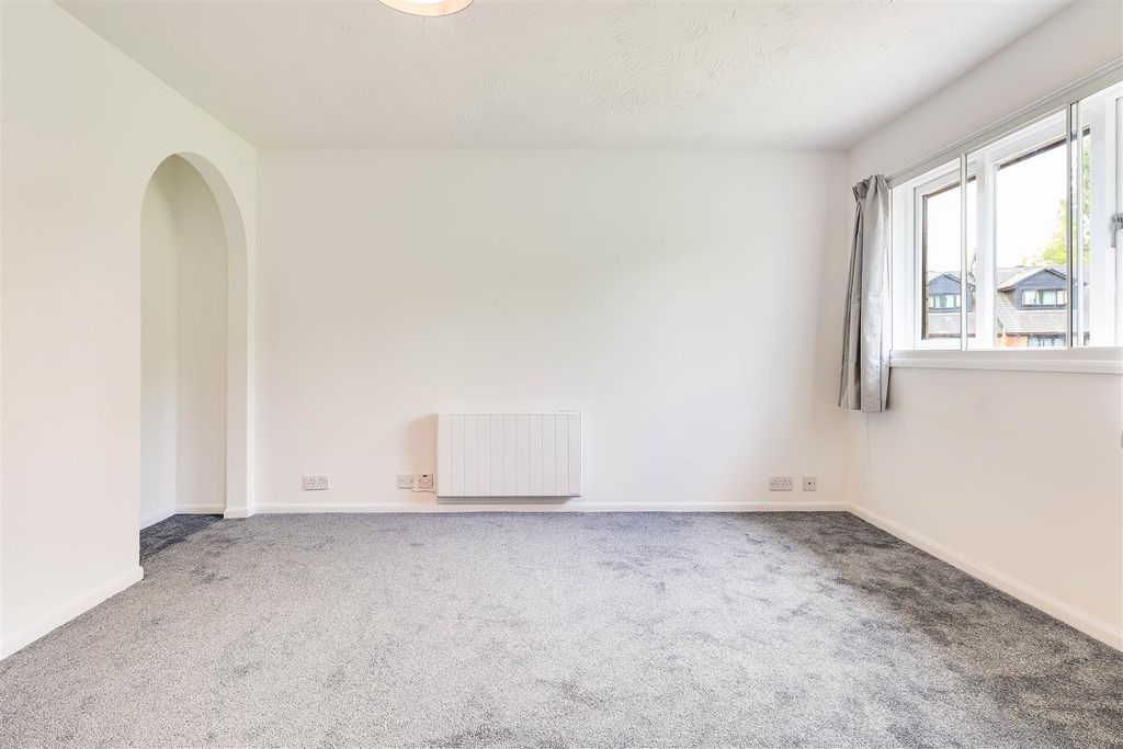 Property photo 3 of 12 Living / Dining Room (2)