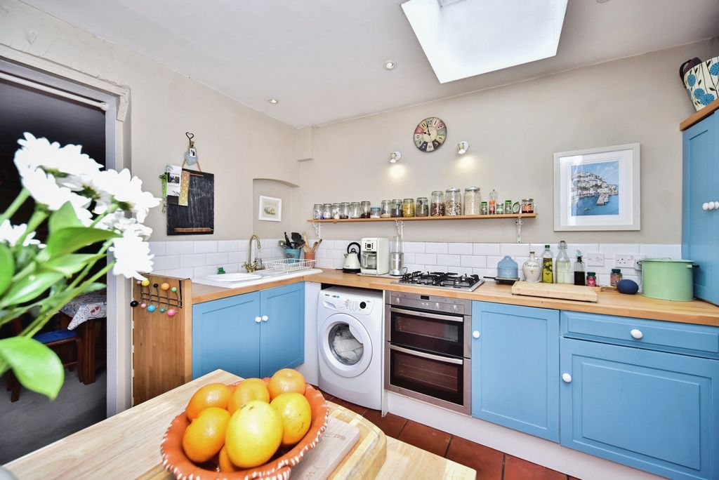 Property photo 3 of 18 Kitchen