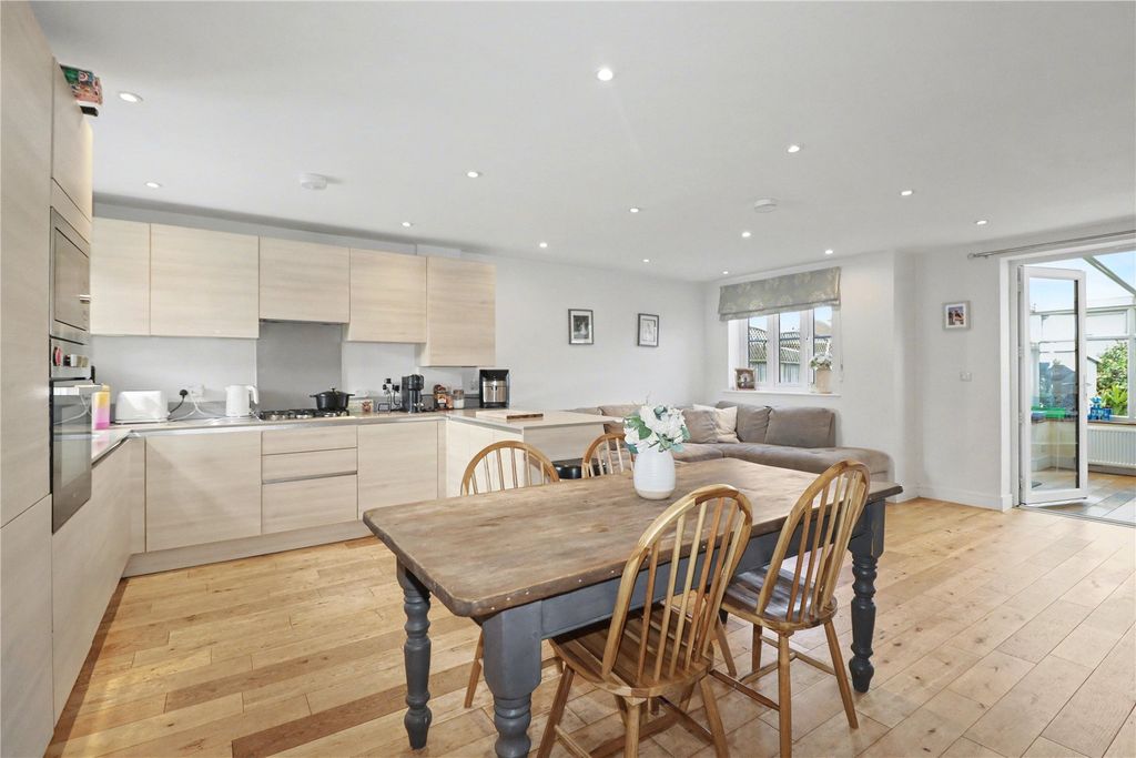 Property photo 2 of 18 Picture No. 24