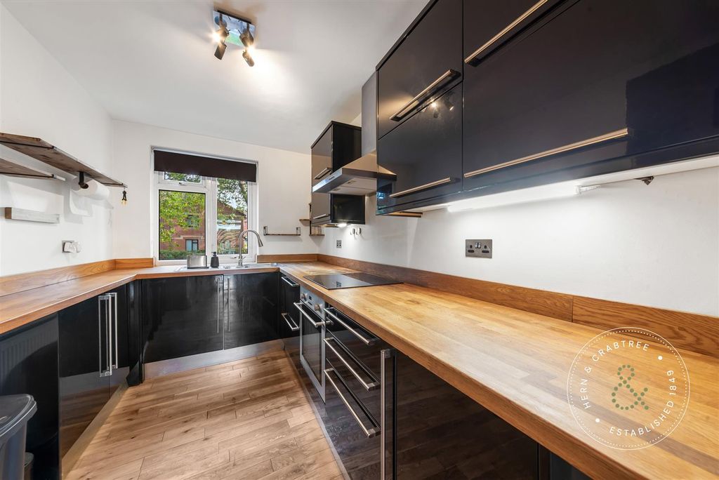 Property photo 3 of 11 Kitchen