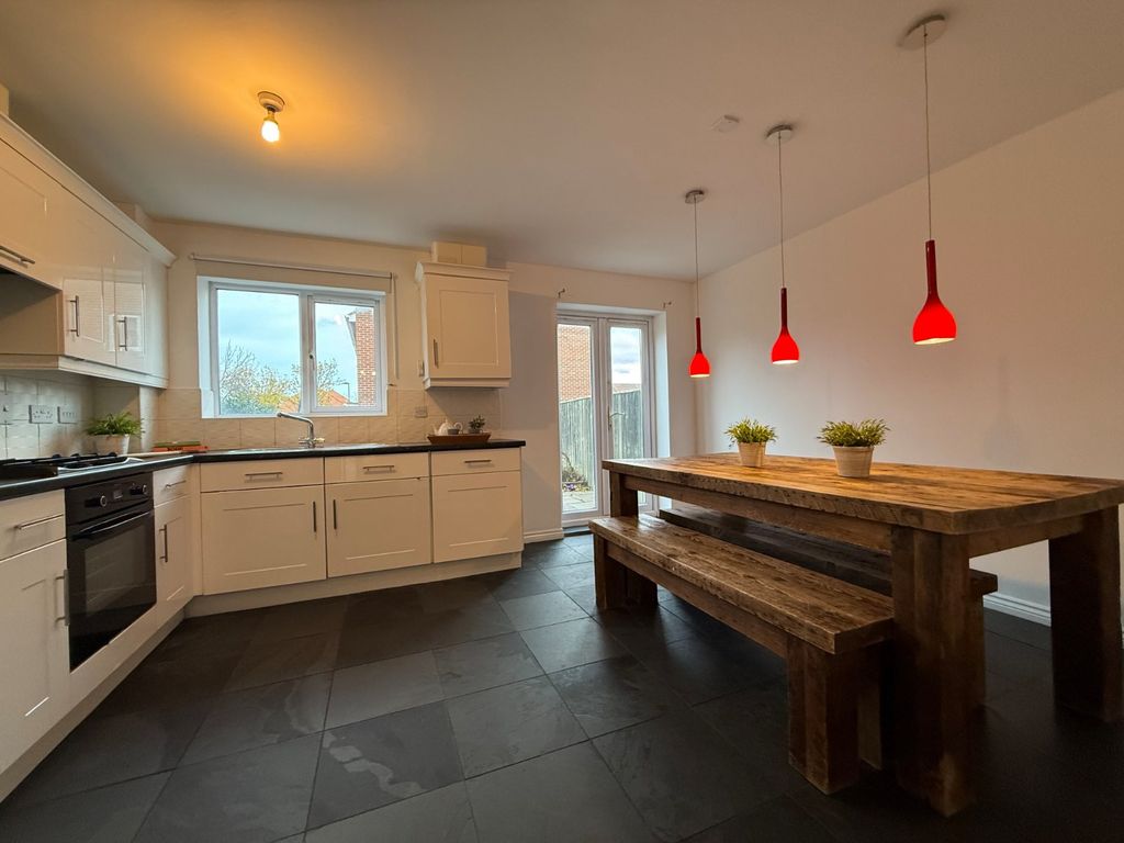 Property photo 2 of 11 Kitchen