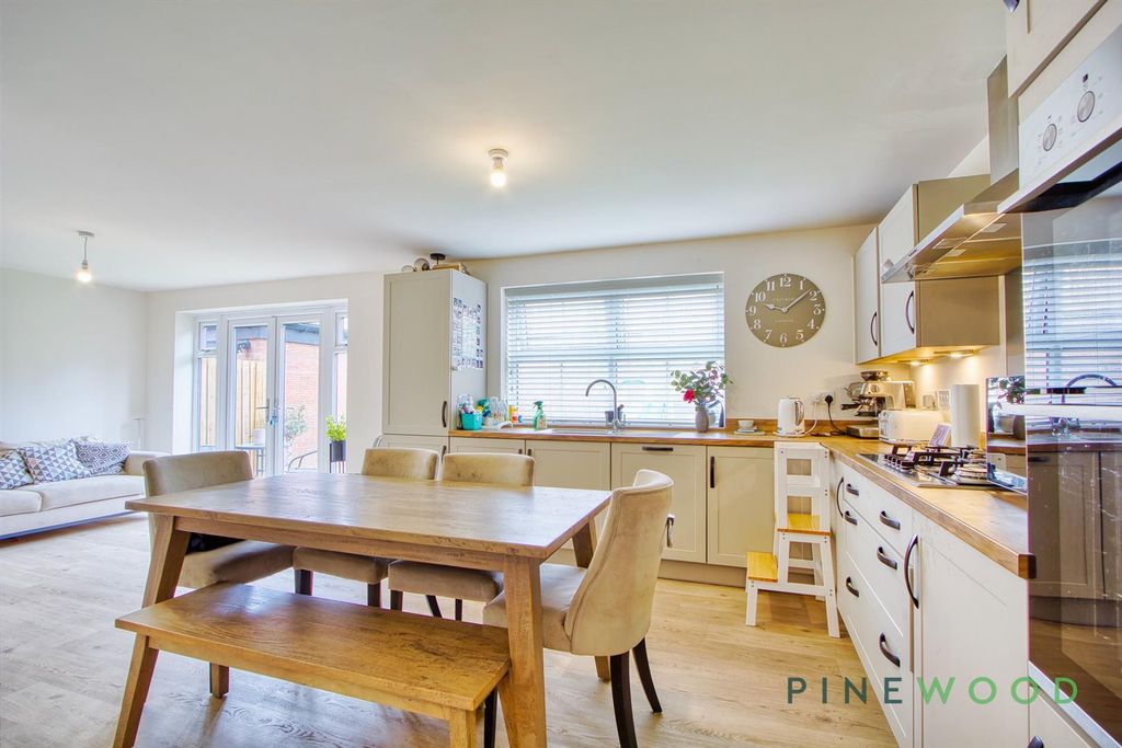 Property photo 3 of 30 Kitchen / Diner