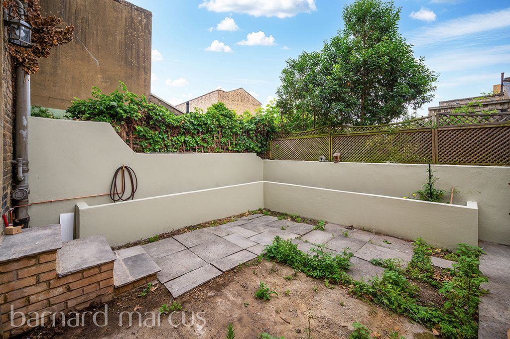 Property photo 2 of 9 Garden