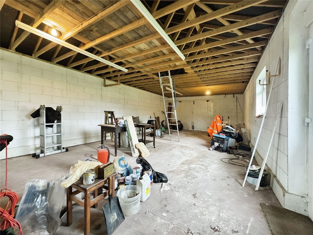 Property photo 3 of 10 Garage