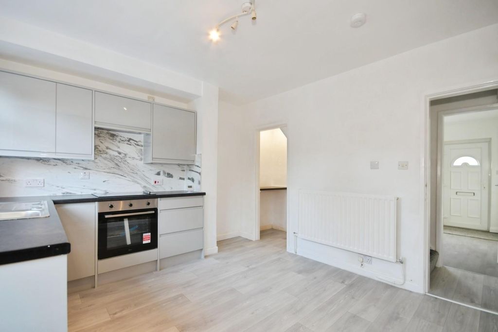 Property photo 3 of 11 Kitchen 01.Jpg