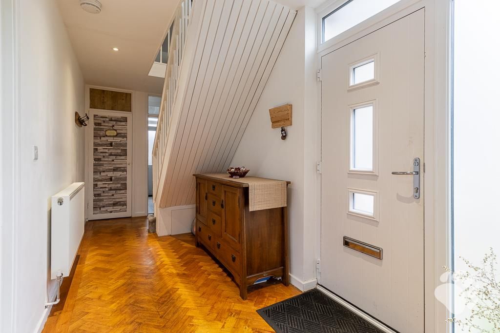 Property photo 2 of 30 Entrance Hall