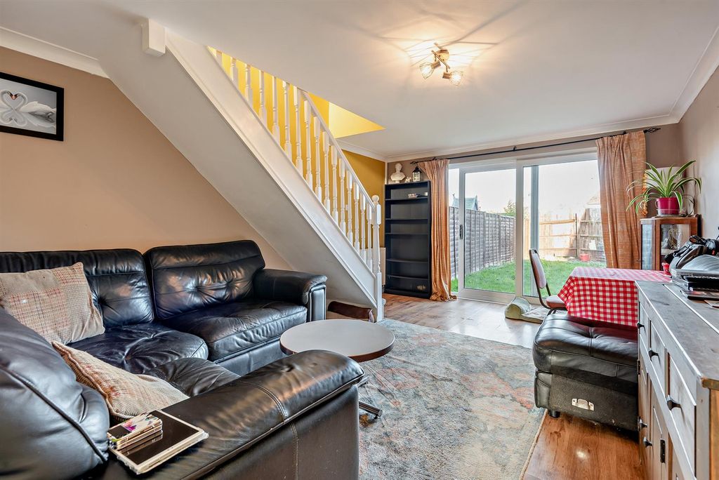 Property photo 2 of 8 8673568-Interior05-800.Jpg