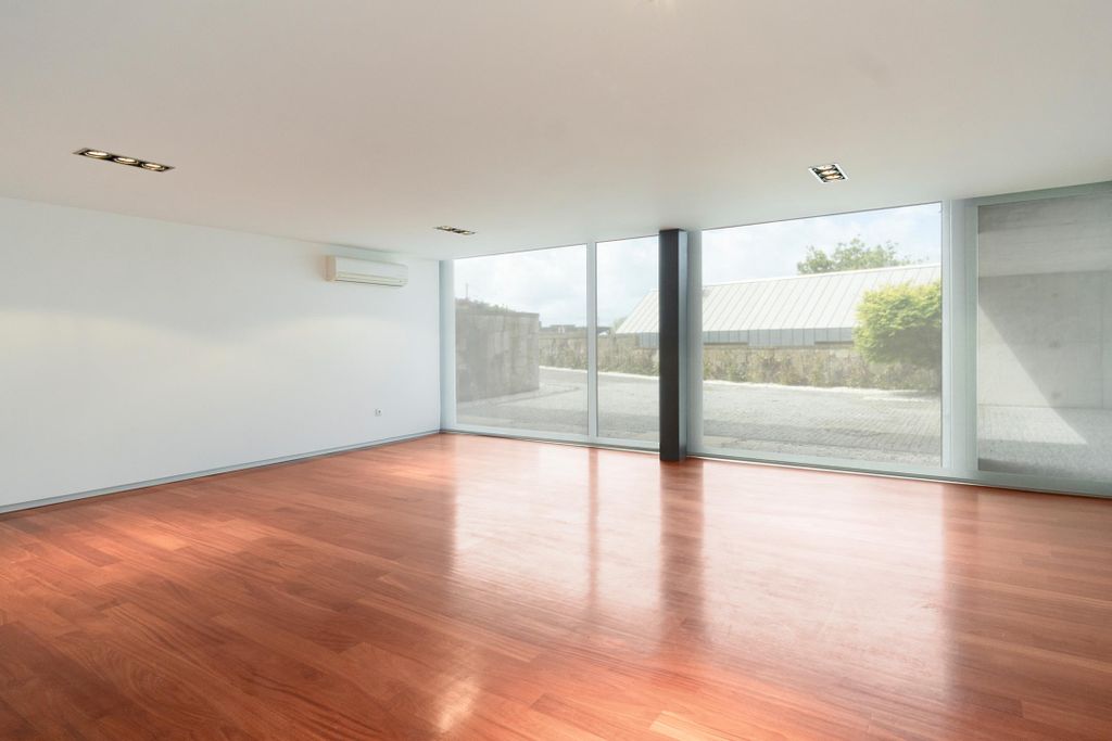 Property photo 3 of 19 Image