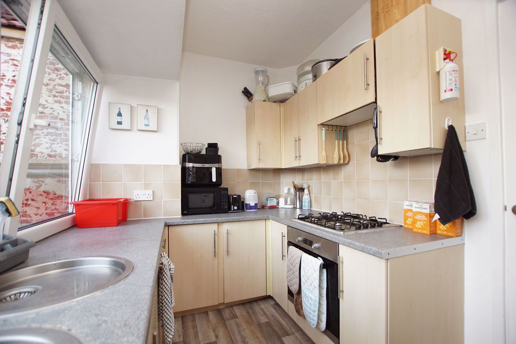 Property photo 3 of 17 Apartment Kitchen