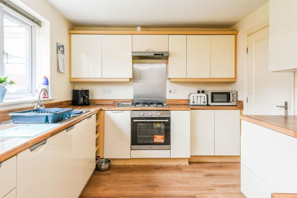 Property photo 3 of 25 Kitchen