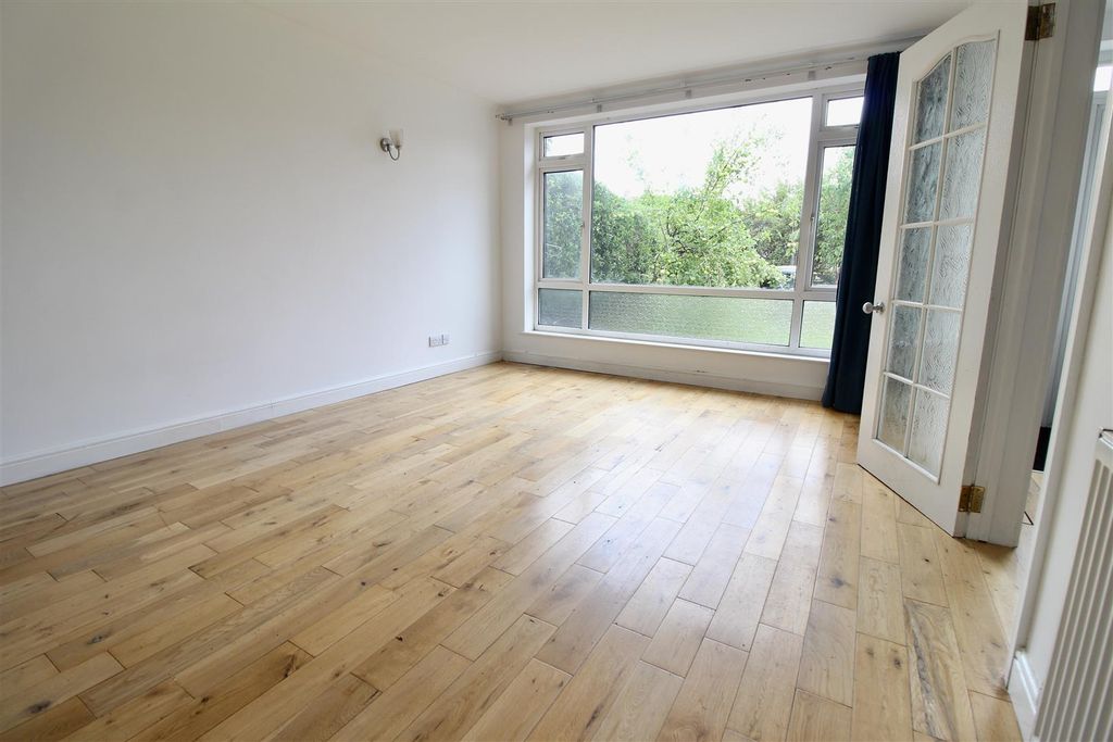 Property photo 3 of 15 Lounge