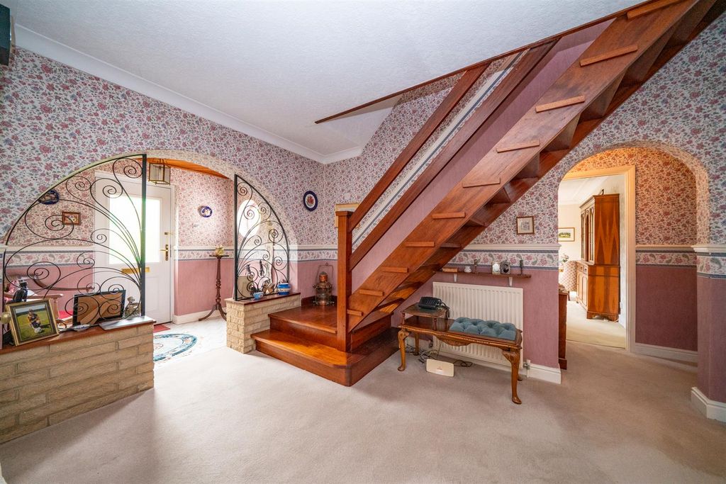 Property photo 2 of 25 256-Dunstable-Road-21.Jpg