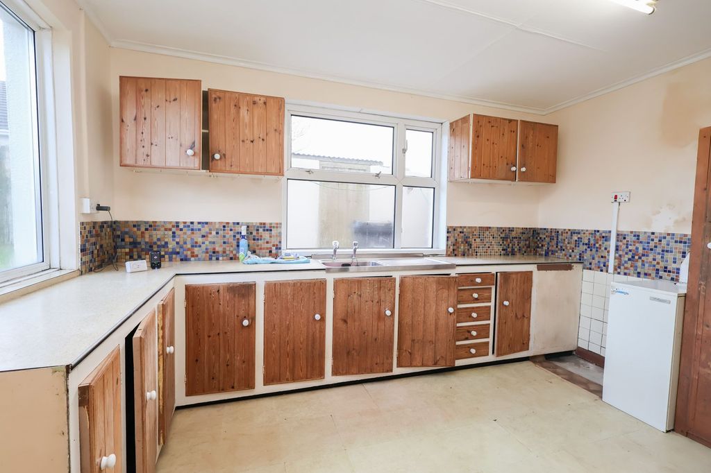 Property photo 3 of 18 Kitchen