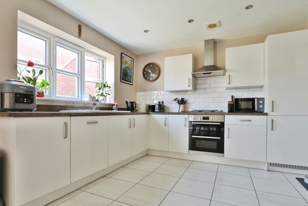 Property photo 2 of 22 4298704