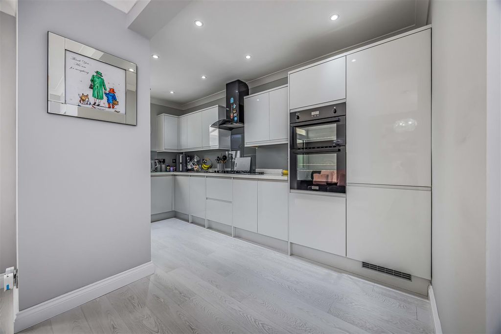 Property photo 2 of 22 61 Magdalen Road, Hilsea-Small-Porticomarketing-So