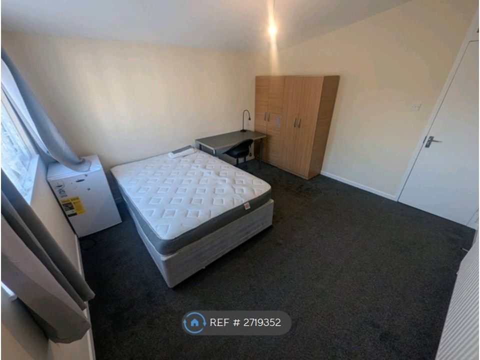 Property photo 3 of 7 Room 3