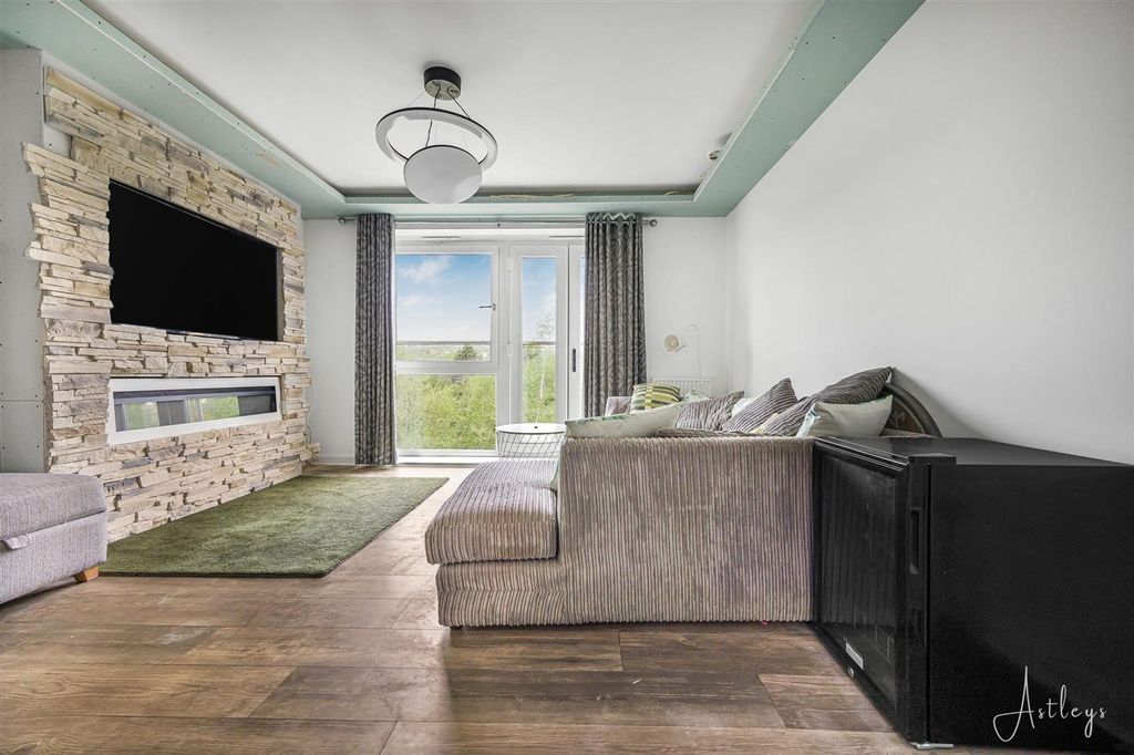Property photo 3 of 15 Lounge